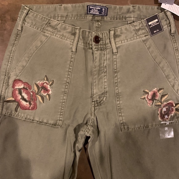 NWT Abercrombie & Fitch Green Floral Patch Jeans - Picture 1 of 6